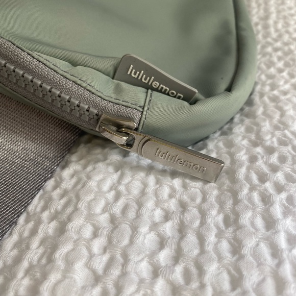 COPY - Lululemon Belt Bag Fanny Pack Tote Backpack Wallet Gray - Picture 3 of 6
